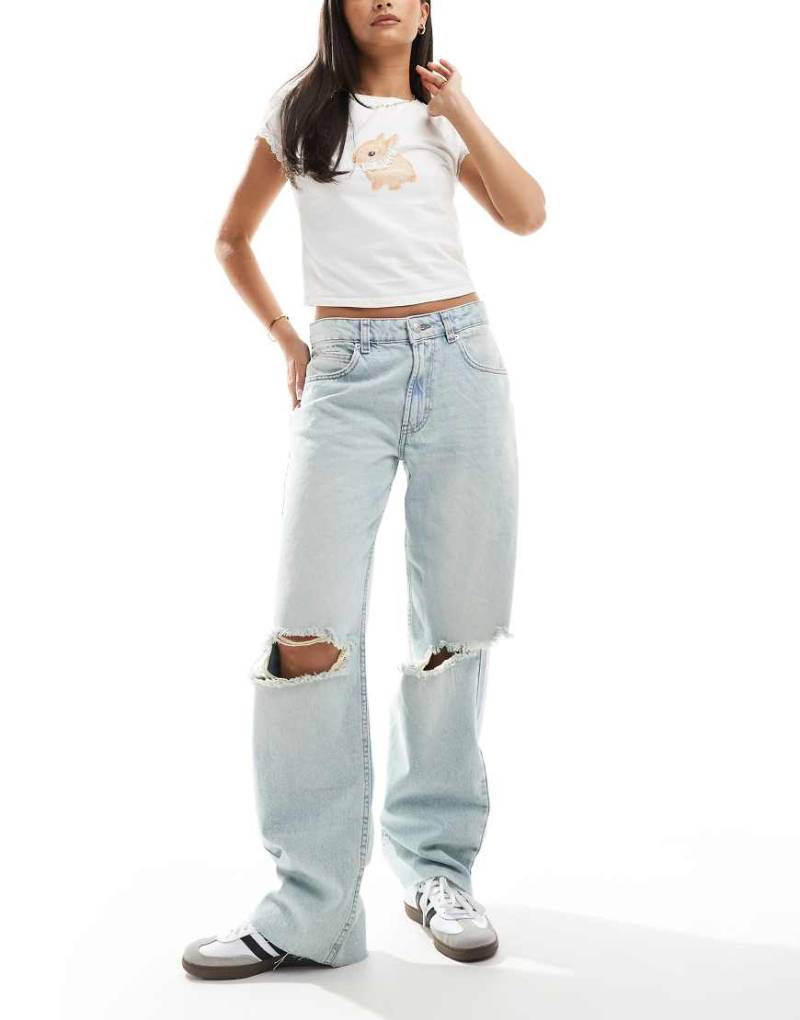 ASOS DESIGN - Weite Jeans in heller Waschung mit Zierrissen-Blau von ASOS DESIGN