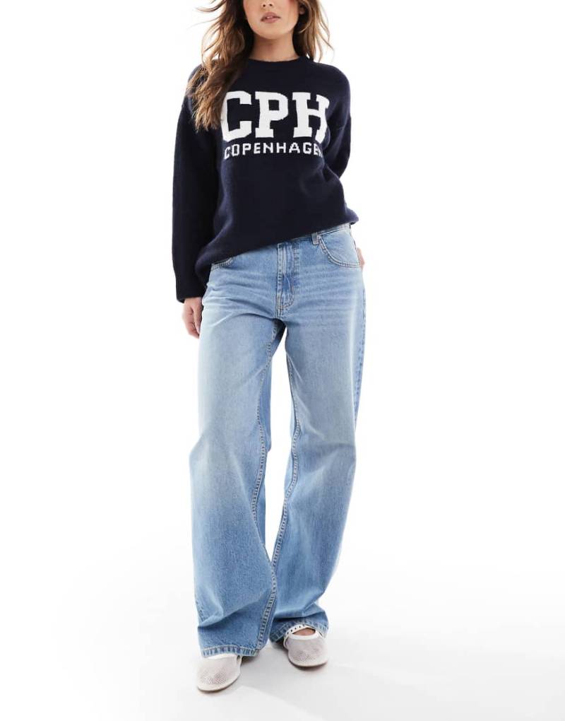 ASOS DESIGN - Weite Jeans in heller Waschung mit niedrigem Bund-Blau von ASOS DESIGN