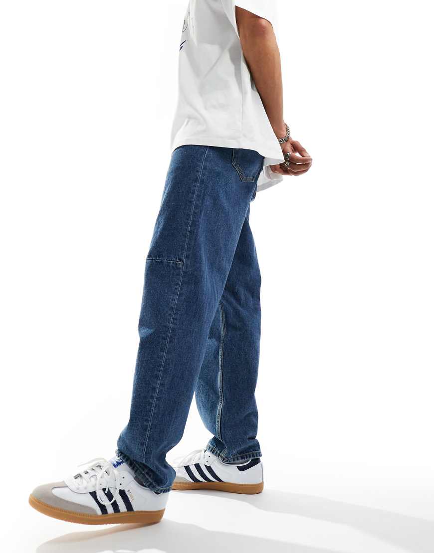ASOS DESIGN - Weite Jeans in mittelblauer Waschung mit Abnähern ASOS DESIGN - Weite Jeans in mittelblauer Waschung mit Abnähern von ASOS DESIGN