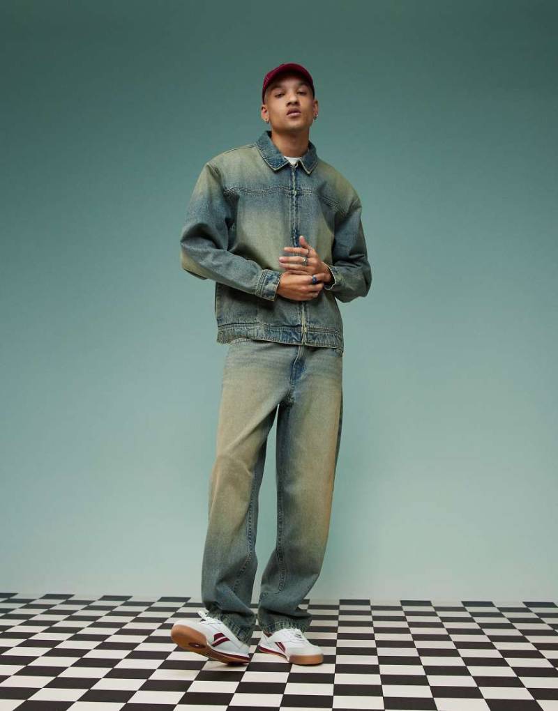 ASOS DESIGN - Weite Jeans in mittelblauer Waschung mit Tönung von ASOS DESIGN