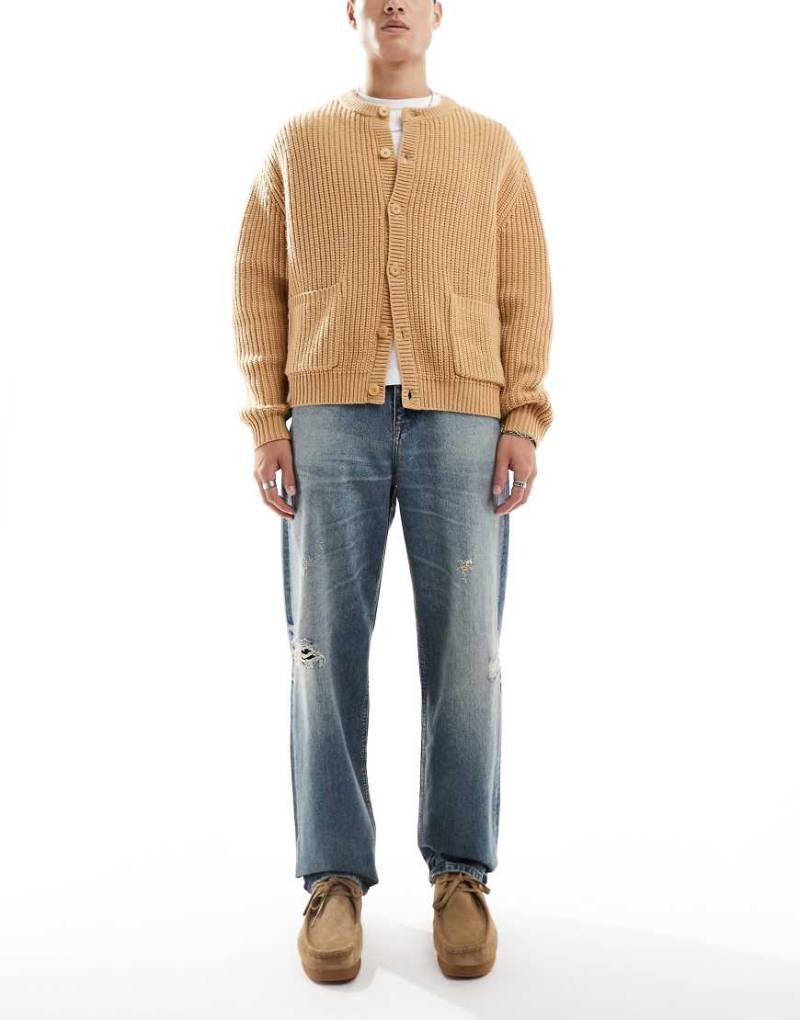 ASOS DESIGN - Weite Jeans in mittlerer Waschung mit Abnutzungen-Blau von ASOS DESIGN