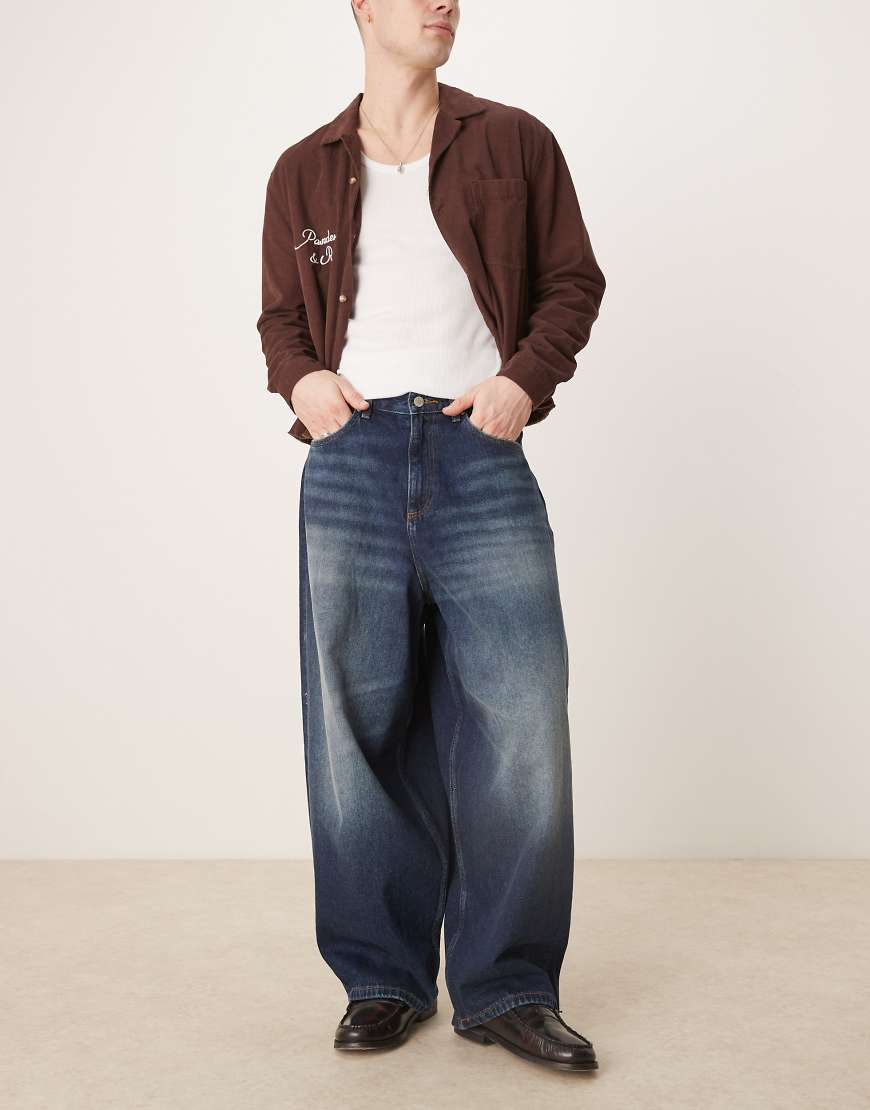 ASOS DESIGN - Weite Oversize-Jeans in verwaschenem Schwarz-Blau ASOS DESIGN - Weite Oversize-Jeans in verwaschenem Schwarz-Blau von ASOS DESIGN
