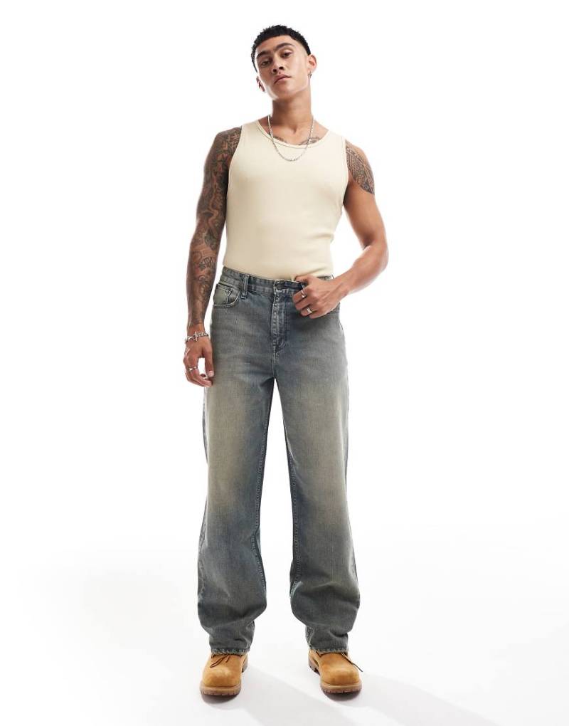ASOS DESIGN - Weite Jeans in hellblauer Waschung mit Farbstich von ASOS DESIGN