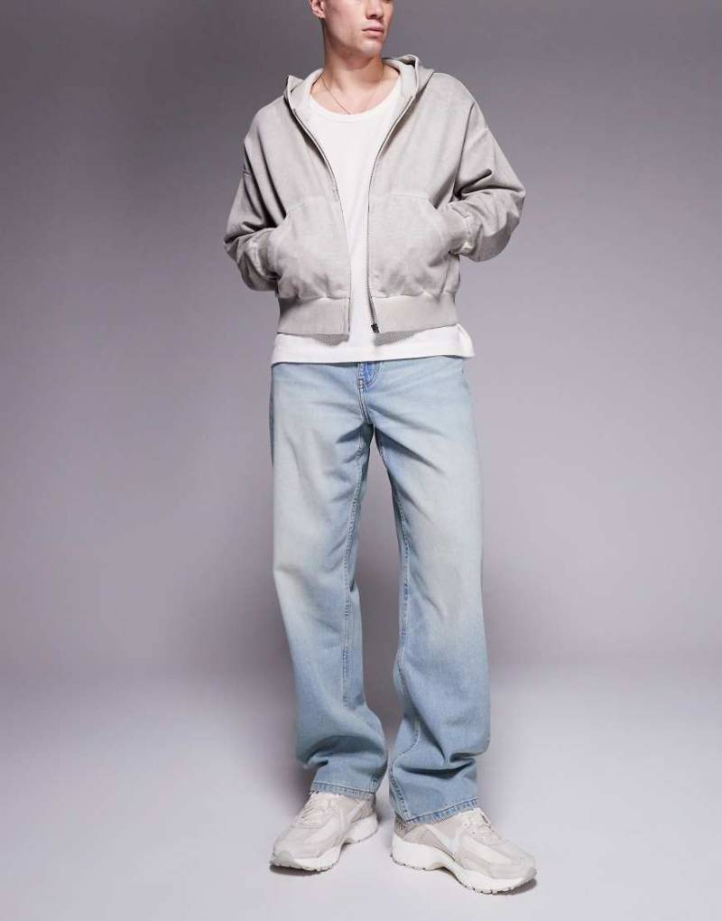 ASOS DESIGN - Weite Jeans in verwaschenem Hellblau von ASOS DESIGN