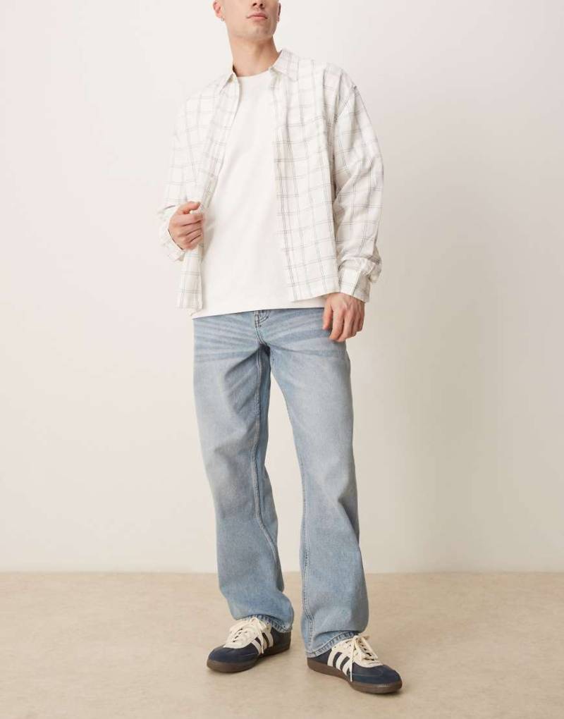ASOS DESIGN - Weite Jeans in verwaschenem Hellblau von ASOS DESIGN