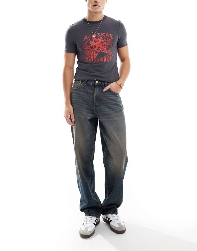 ASOS DESIGN - Weite Jeans in verwaschenem Mittelblau mit Vintage-Tönung von ASOS DESIGN