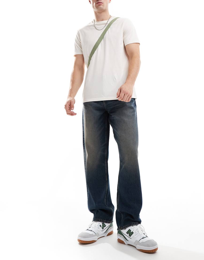 ASOS DESIGN - Weite Jeans in verwaschenem Mittelblau mit starker Waschung ASOS DESIGN - Weite Jeans in verwaschenem Mittelblau mit starker Waschung von ASOS DESIGN