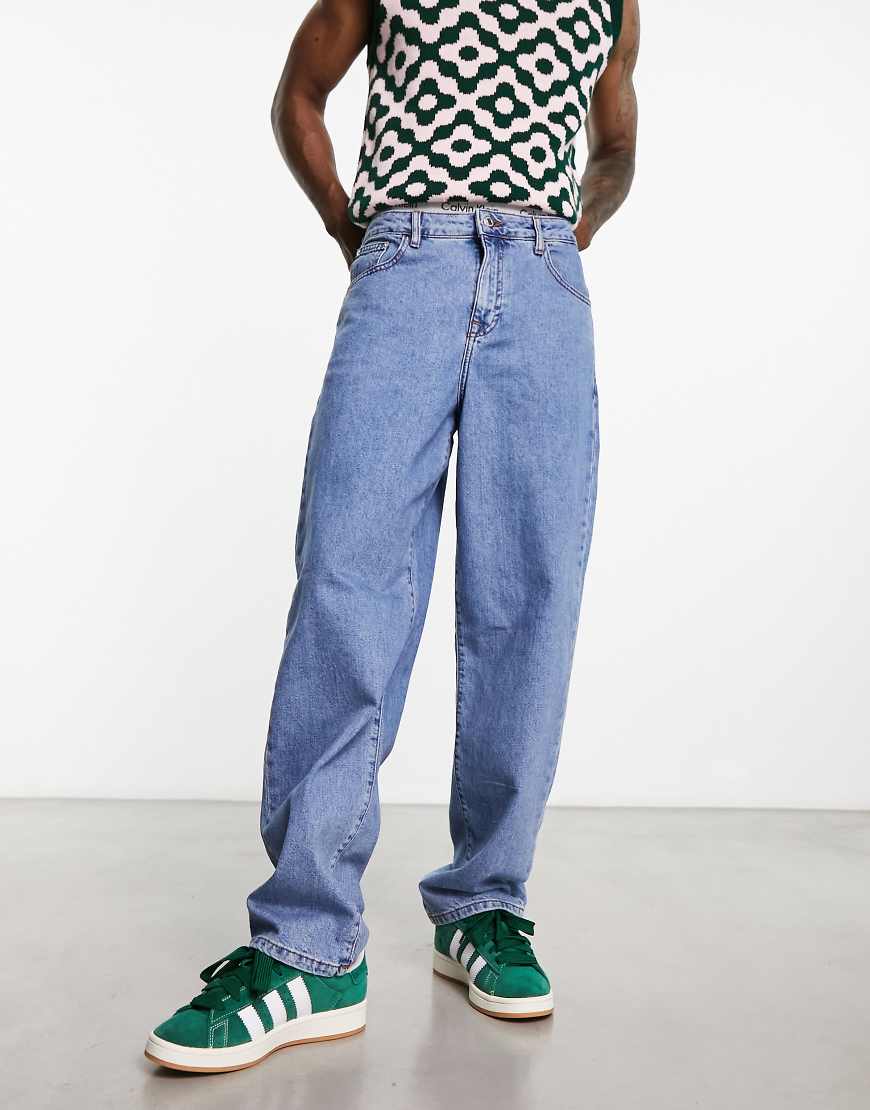 ASOS DESIGN - Weite Jeans in verwaschenem Mittelblau von ASOS DESIGN