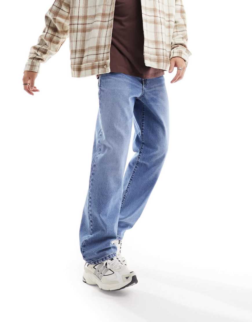 ASOS DESIGN - Weite Jeans in verwaschenem Mittelblau von ASOS DESIGN