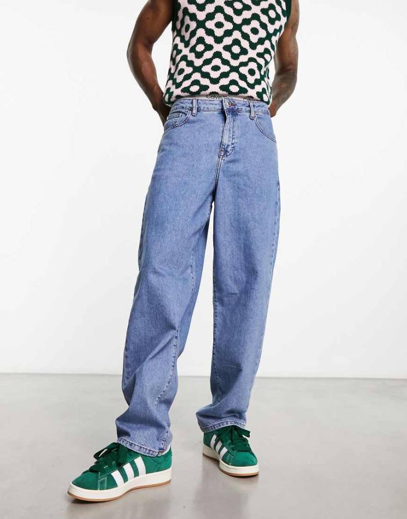 ASOS DESIGN - Weite Jeans in verwaschenem Mittelblau von ASOS DESIGN