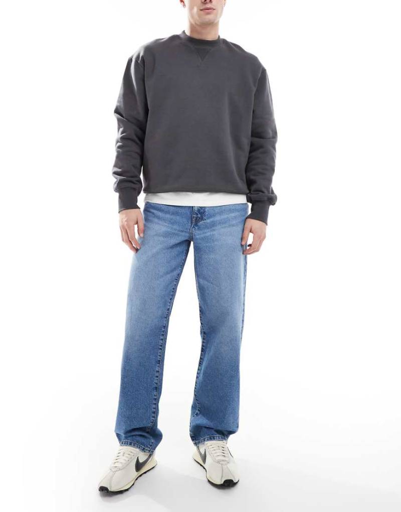 ASOS DESIGN - Weite Jeans in verwaschenem Mittelblau von ASOS DESIGN