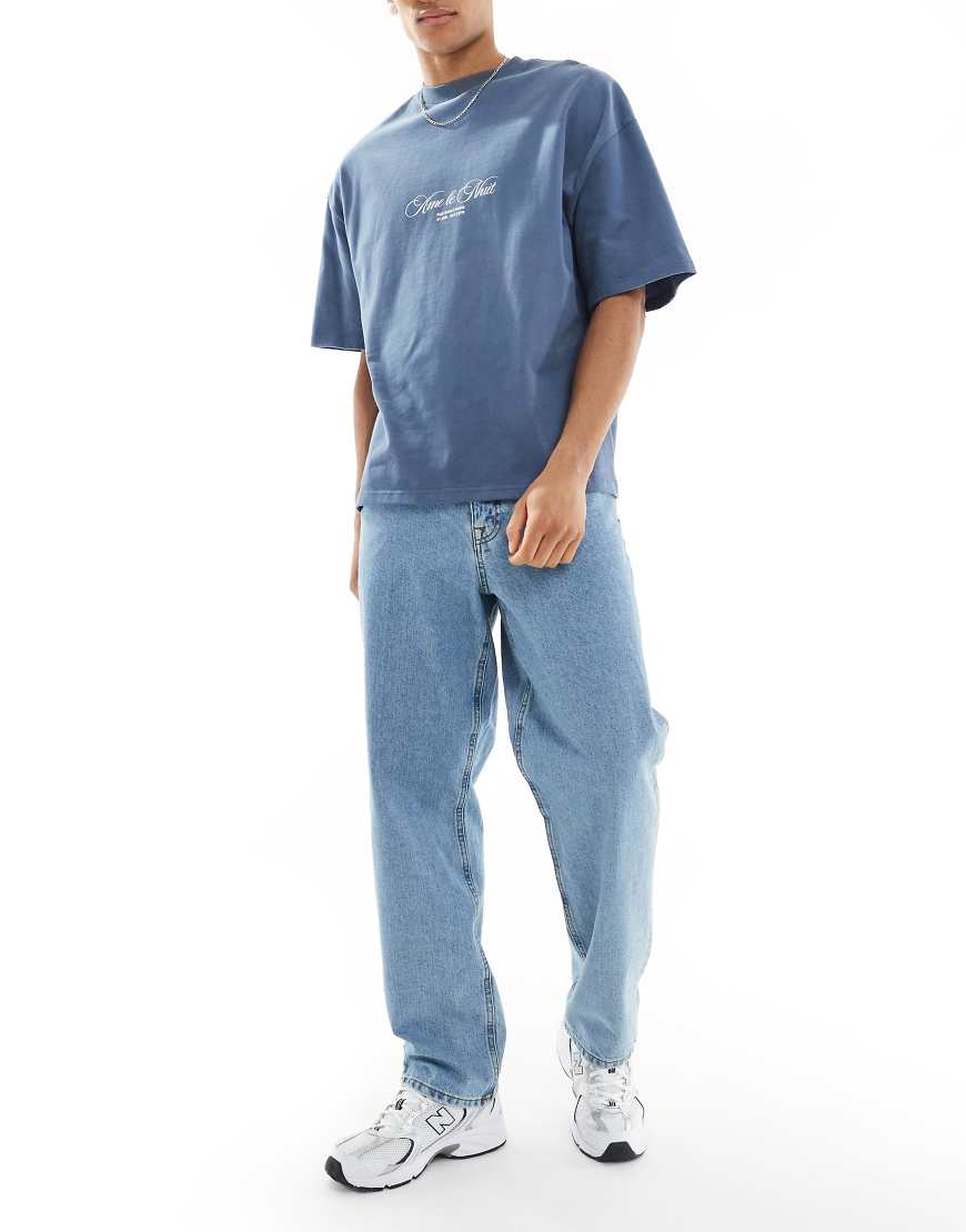 ASOS DESIGN - Weite Jeans in verwaschenem Mittelblau von ASOS DESIGN