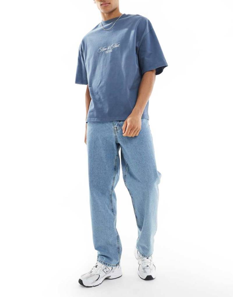 ASOS DESIGN - Weite Jeans in verwaschenem Mittelblau von ASOS DESIGN