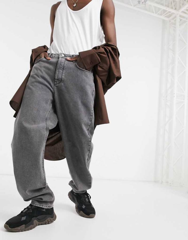 ASOS DESIGN - Weite Jeans in verwaschenem Mittelgrau von ASOS DESIGN