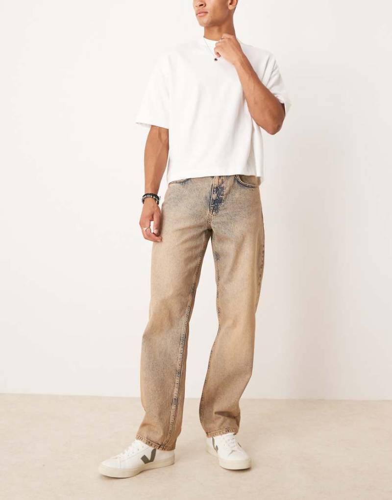 ASOS DESIGN - Weite Jeans mit orangefarbener Tönung von ASOS DESIGN