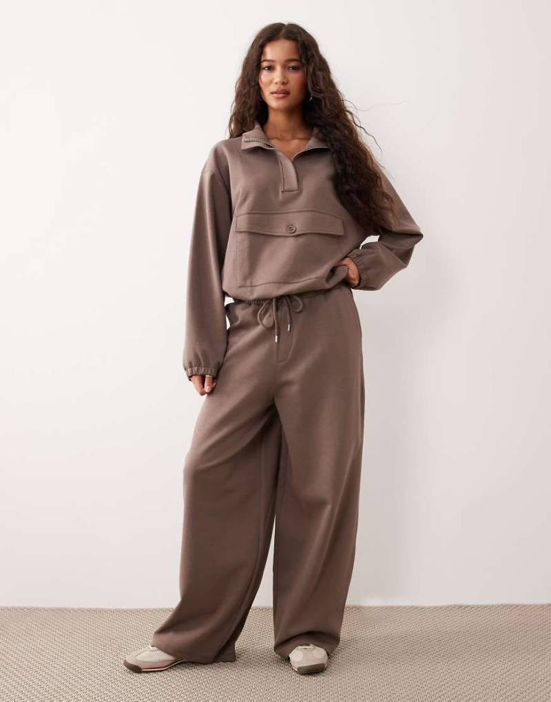 ASOS DESIGN - Weite Jogginghose aus Interlock in Kaffeebraun, Kombiteil-Brown von ASOS DESIGN