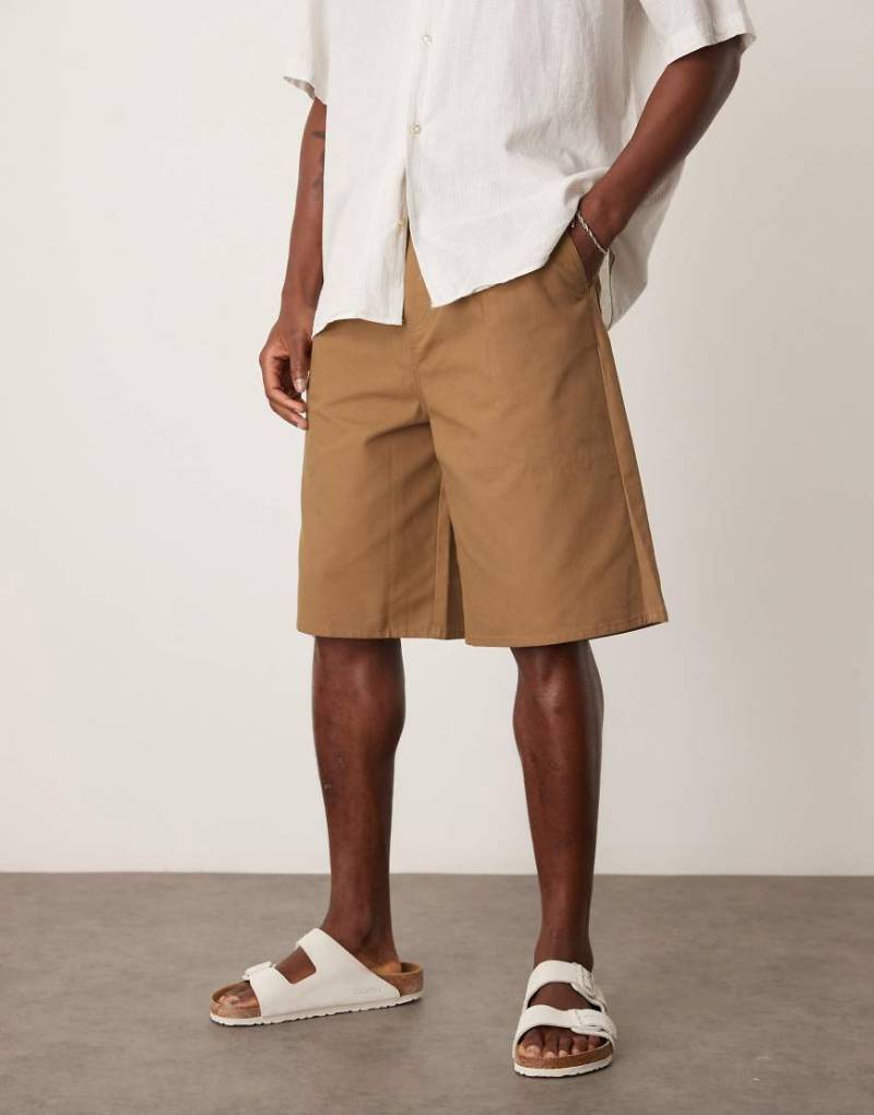 ASOS DESIGN - Lange Shorts in Hellbraun mit Bundfalten-Neutral von ASOS DESIGN