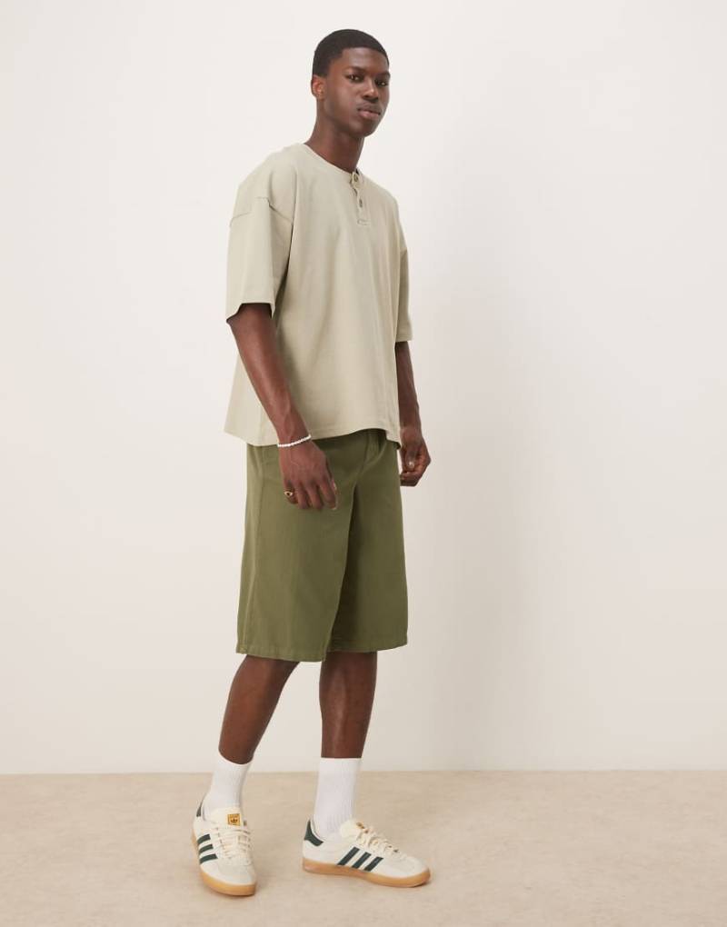 ASOS DESIGN - Weite Longline-Shorts in Grün mit Fischgrätmuster von ASOS DESIGN