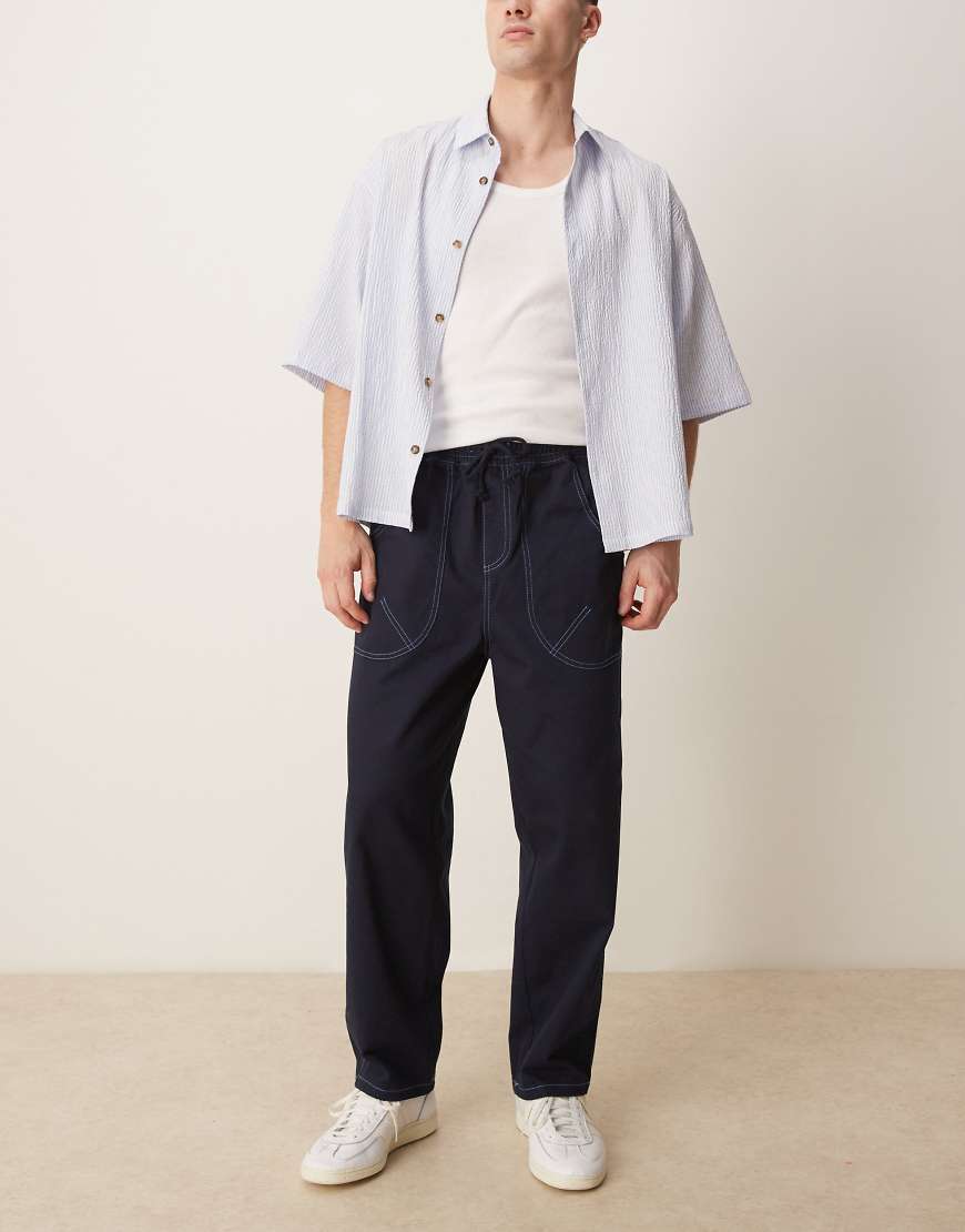 ASOS DESIGN - Weite Nylon-Hose in Marineblau mit Kontrastnaht ASOS DESIGN - Weite Nylon-Hose in Marineblau mit Kontrastnaht von ASOS DESIGN