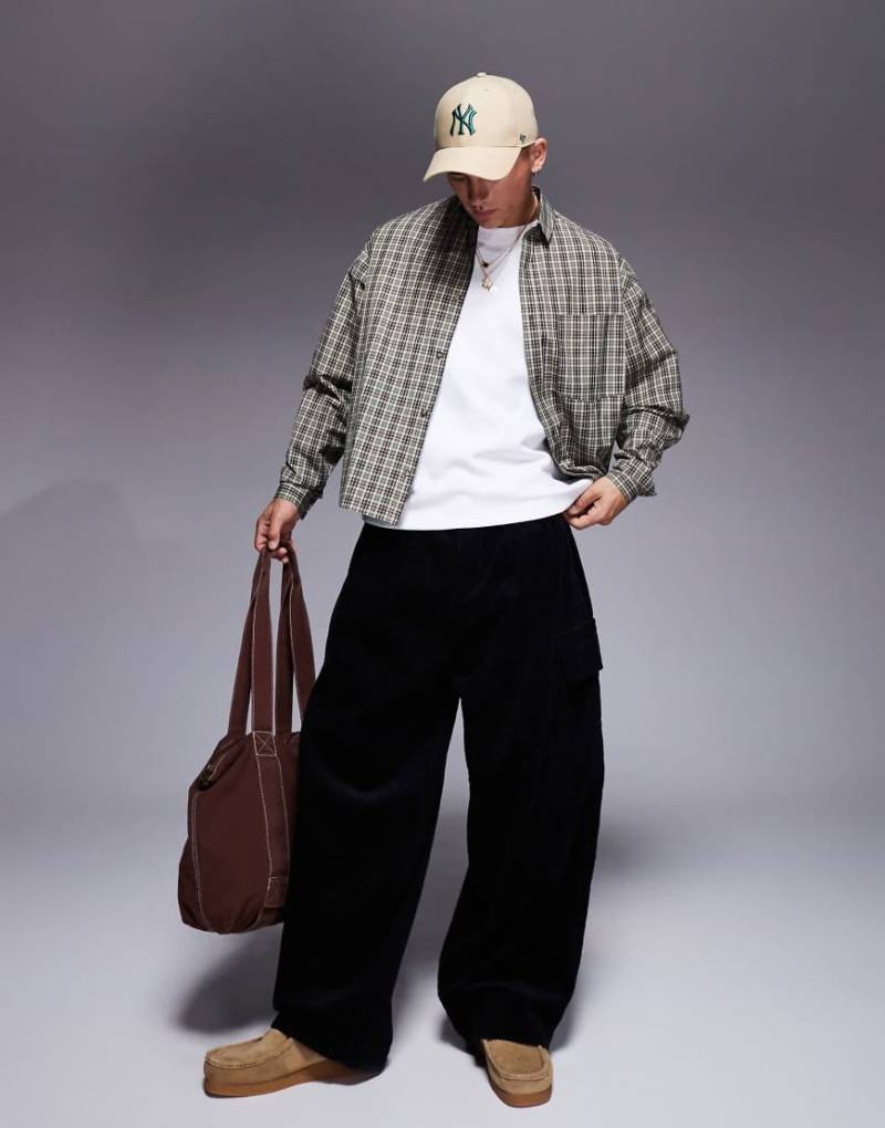 ASOS DESIGN - Weite Oversize-Cargohose aus Cord in Schwarz mit Falten von ASOS DESIGN