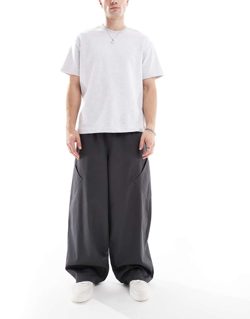 ASOS DESIGN - Weite Oversize-Cargohose in Anthrazit-Grau ASOS DESIGN - Weite Oversize-Cargohose in Anthrazit-Grau von ASOS DESIGN