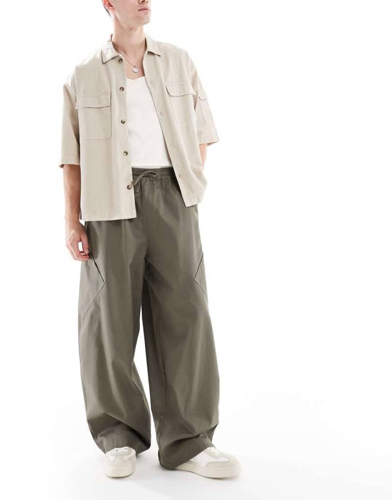 ASOS DESIGN - Weite Oversize-Cargohose in Khaki-Grün von ASOS DESIGN