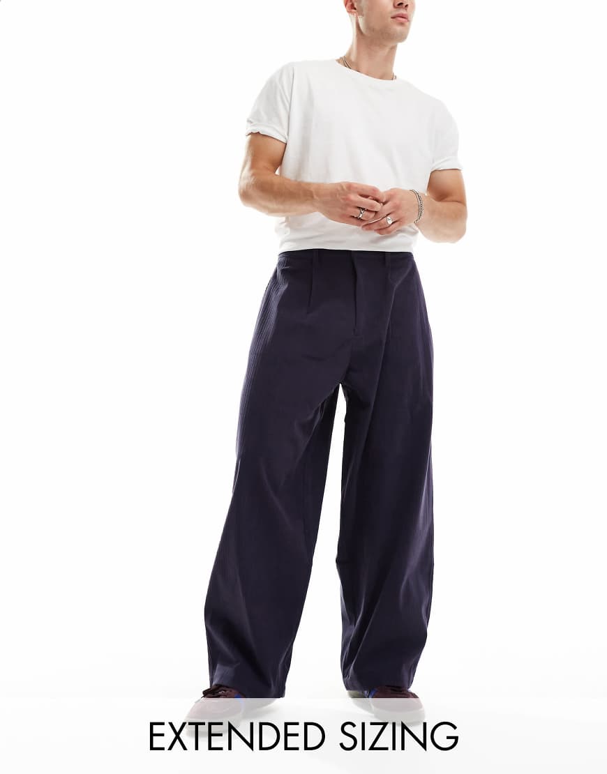 ASOS DESIGN - Weite Oversize-Hose aus Cord in Navy mit Bundfalten-Blau ASOS DESIGN - Weite Oversize-Hose aus Cord in Navy mit Bundfalten-Blau von ASOS DESIGN