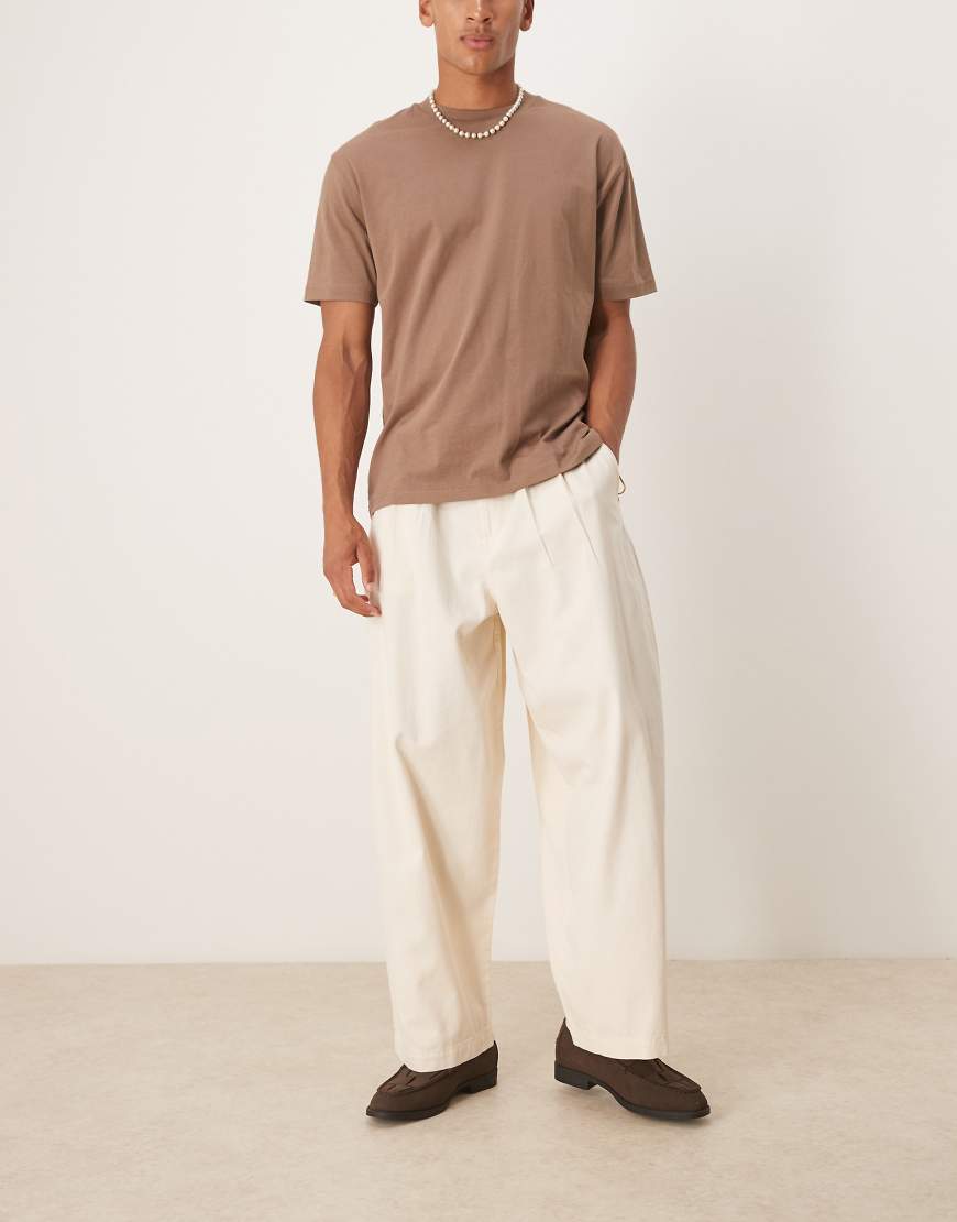 ASOS DESIGN - Weite Oversize-Hose in Creme mit Falten-Weiß ASOS DESIGN - Weite Oversize-Hose in Creme mit Falten-Weiß von ASOS DESIGN