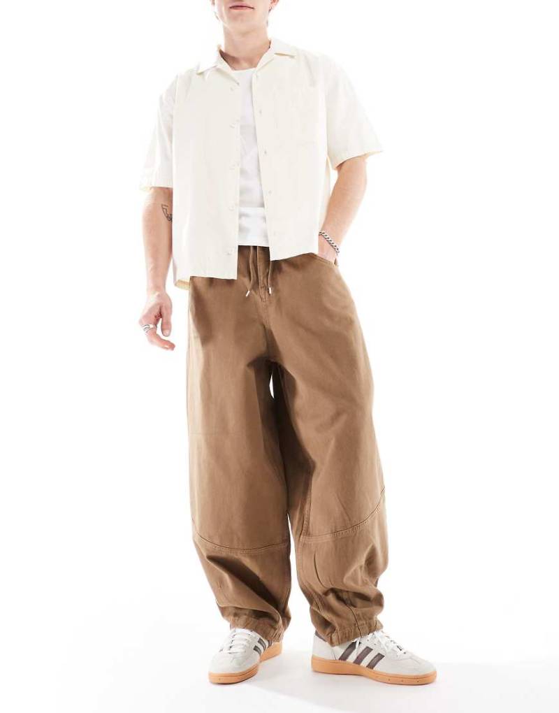 ASOS DESIGN - Weite Oversize-Hose in Khaki mit Ziernaht-Grün von ASOS DESIGN