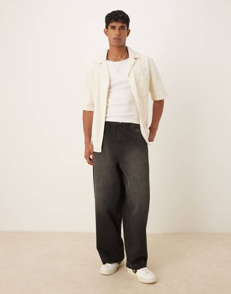 ASOS DESIGN - Weite Oversize-Jeans in brauner Waschung von ASOS DESIGN