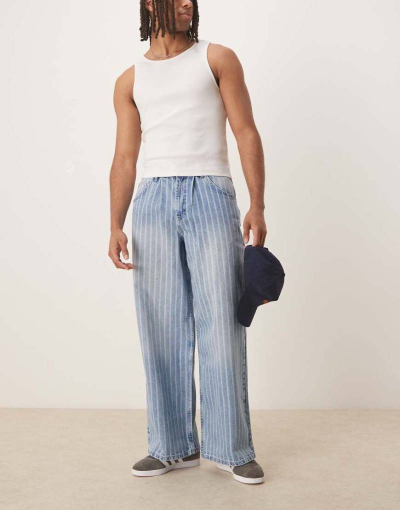 ASOS DESIGN - Weite Oversize-Jeans in hellblauer Waschung mit Streifenmuster und Bundfalten von ASOS DESIGN