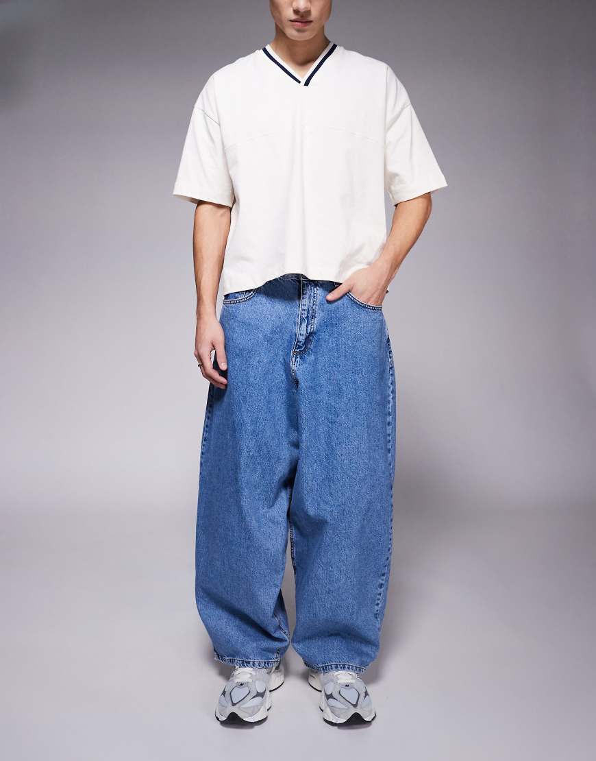 ASOS DESIGN - Weite Oversize-Jeans in hellblauer Waschung von ASOS DESIGN