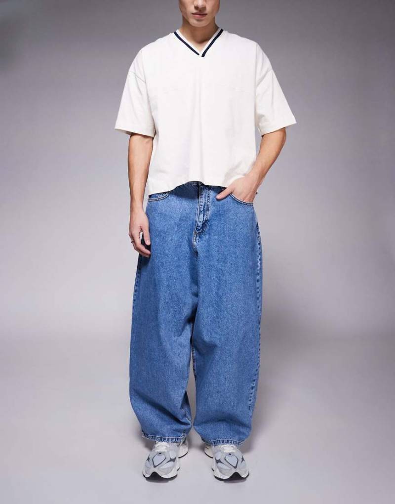 ASOS DESIGN - Weite Oversize-Jeans in hellblauer Waschung von ASOS DESIGN