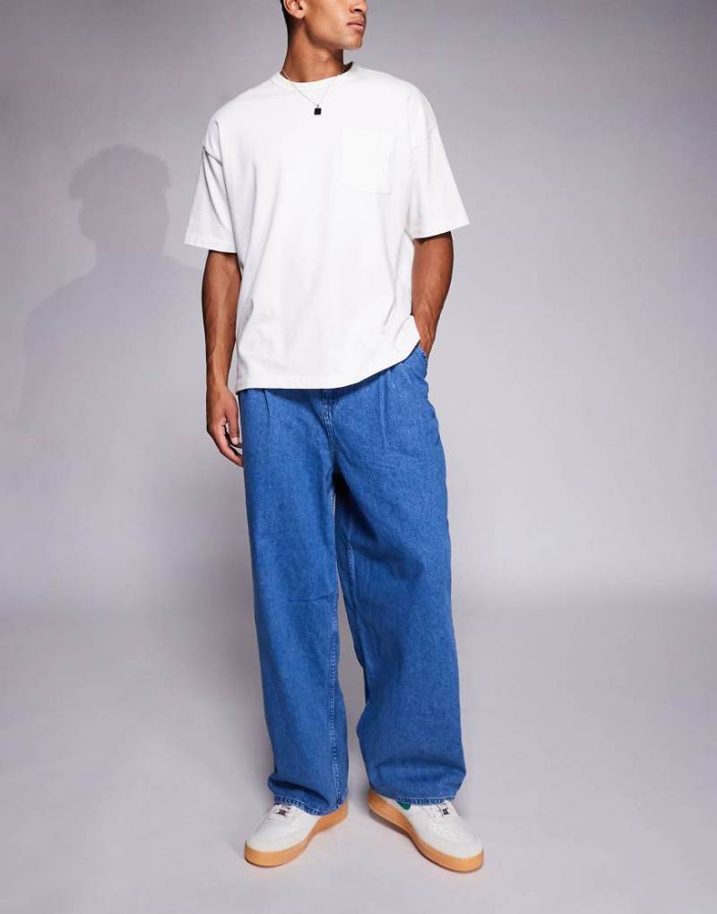 ASOS DESIGN - Weite Oversize-Jeans in mittelblauer Waschung und seitlichen Gürteln von ASOS DESIGN