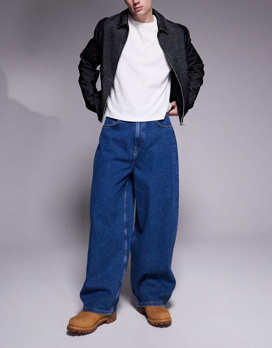ASOS DESIGN - Weite Oversize-Jeans in mittelblauer Waschung von ASOS DESIGN
