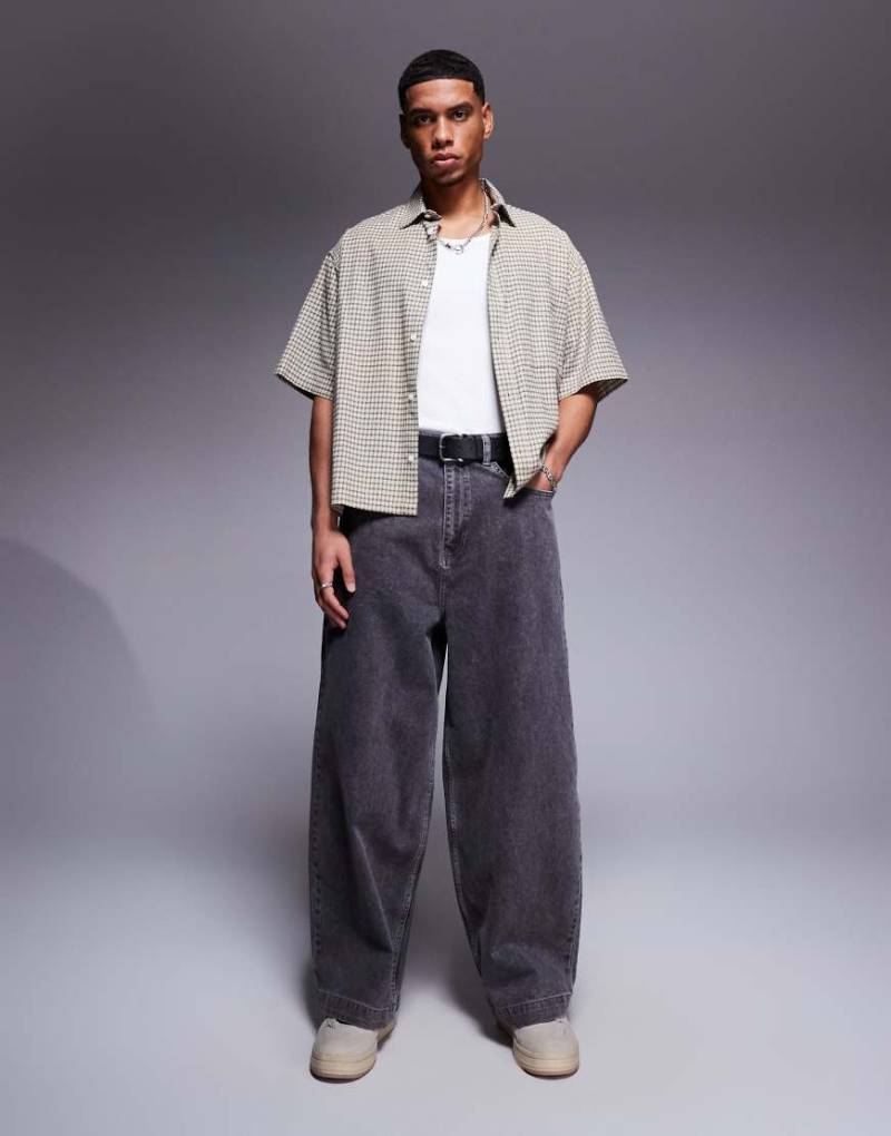 ASOS DESIGN - Weite Oversize-Jeans in verwaschenem Grau von ASOS DESIGN