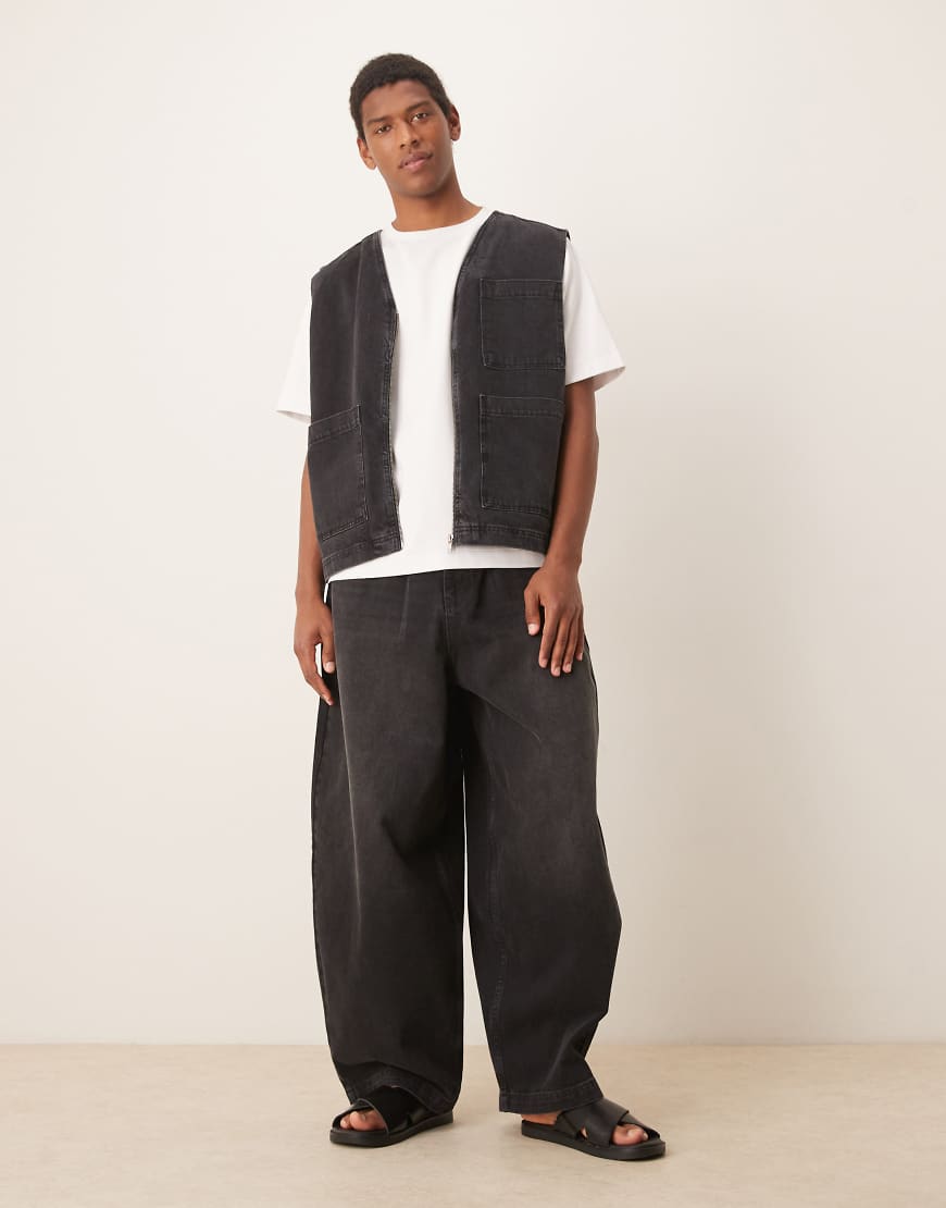 ASOS DESIGN - Weite Oversize-Jeans in verwaschenem Schwarz mit Bundfalten, Kombiteil ASOS DESIGN - Weite Oversize-Jeans in verwaschenem Schwarz mit Bundfalten, Kombiteil von ASOS DESIGN