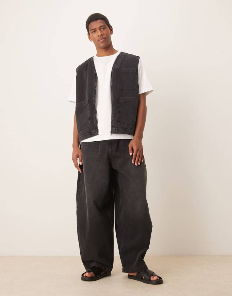 ASOS DESIGN - Weite Oversize-Jeans in verwaschenem Schwarz mit Bundfalten, Kombiteil von ASOS DESIGN