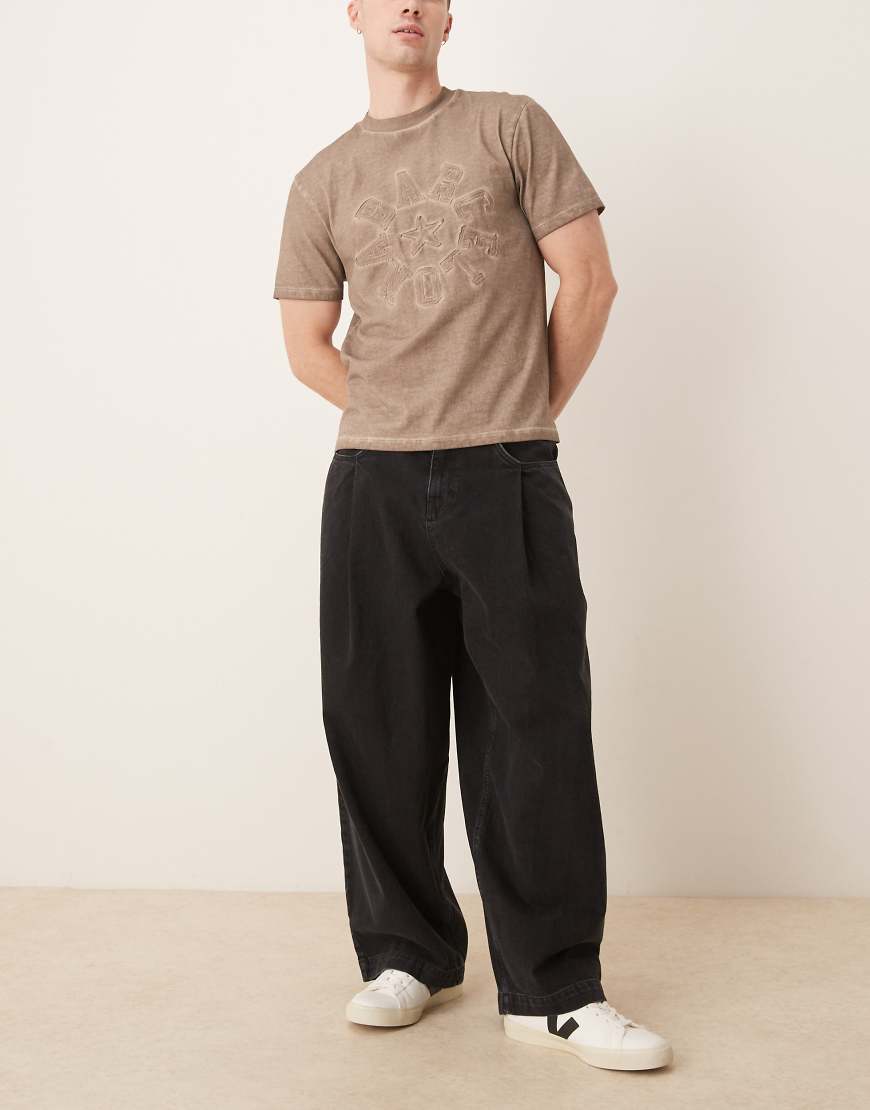 ASOS DESIGN - Weite Oversize-Jeans in verwaschenem Schwarz mit Falten an den Taschen von ASOS DESIGN