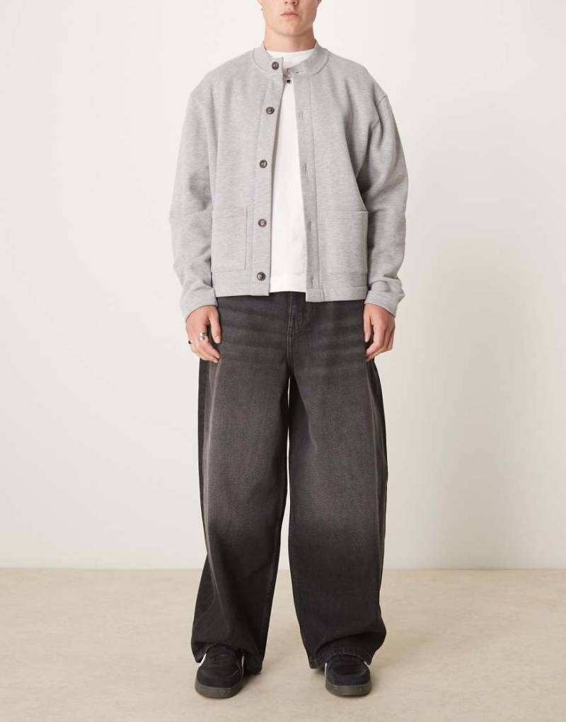 ASOS DESIGN - Weite Oversize-Jeans in verwaschenem Schwarz von ASOS DESIGN