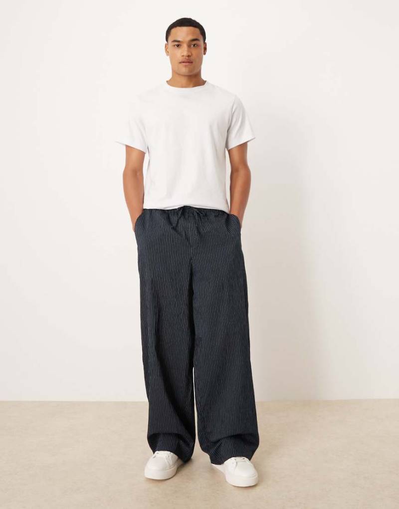 ASOS DESIGN - Weite Oversize-Schlupfhose mit Nadelstreifen-Bunt von ASOS DESIGN