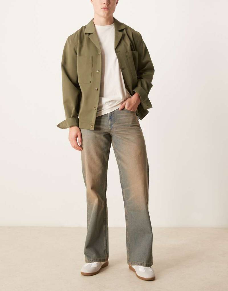 ASOS DESIGN - Weite Schlagjeans in Braun mit Farbstich von ASOS DESIGN