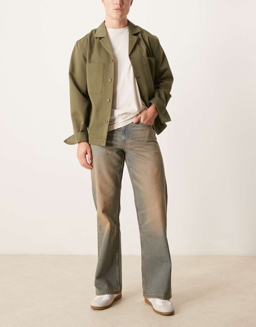 ASOS DESIGN - Weite Schlagjeans in Braun mit Farbstich von ASOS DESIGN