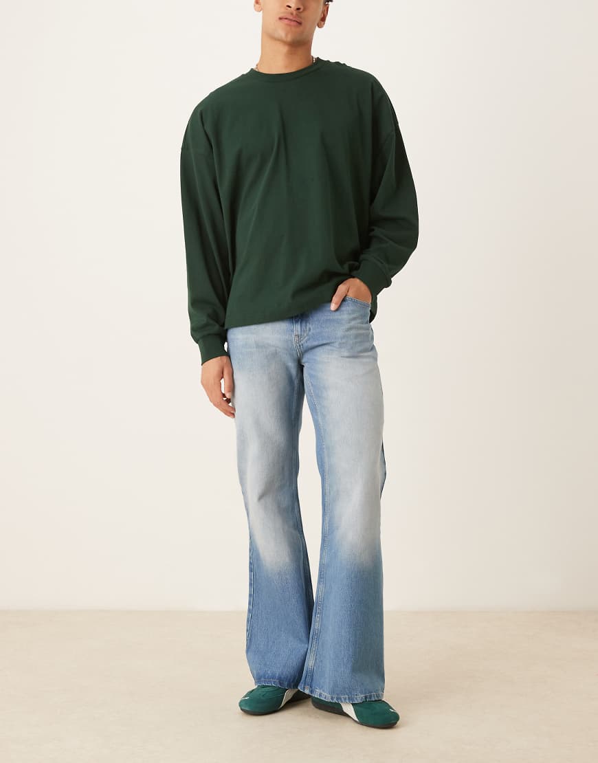 ASOS DESIGN - Weite Schlagjeans in Vintage-Waschung-Blau von ASOS DESIGN