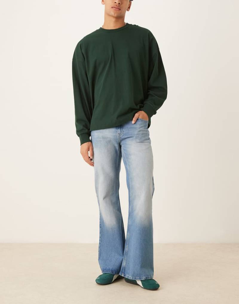 ASOS DESIGN - Weite Schlagjeans in Vintage-Waschung-Blau von ASOS DESIGN