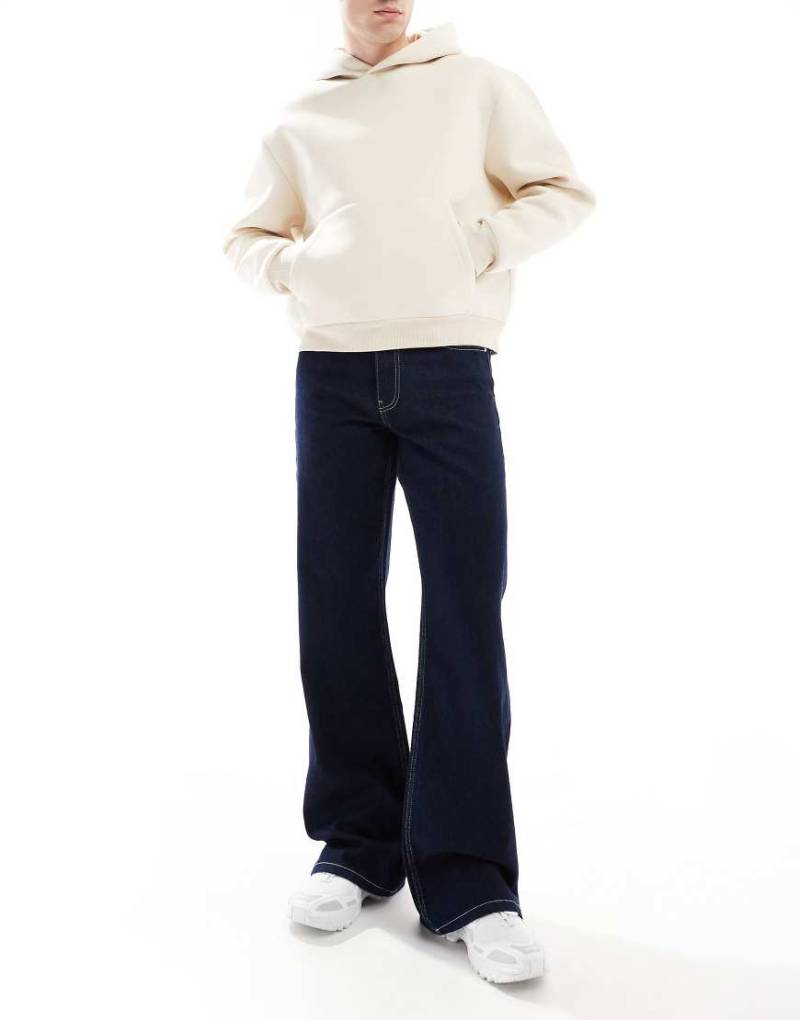 ASOS DESIGN - Weite Schlagjeans in blauer Rinse-Waschung ASOS DESIGN - Weite Schlagjeans in blauer Rinse-Waschung von ASOS DESIGN