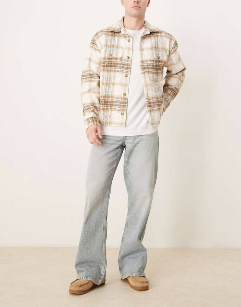 ASOS DESIGN - Weite Schlagjeans in gebleichter Waschung-Blau von ASOS DESIGN