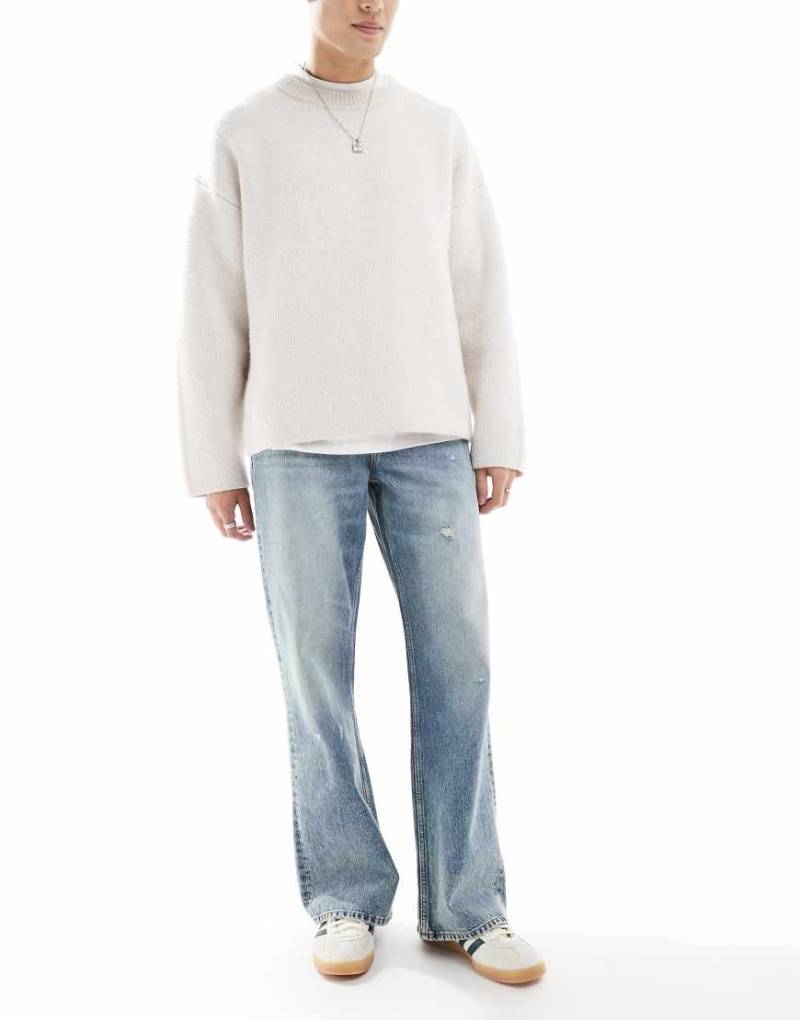 ASOS DESIGN - Weite Schlagjeans in hellblauer Waschung von ASOS DESIGN