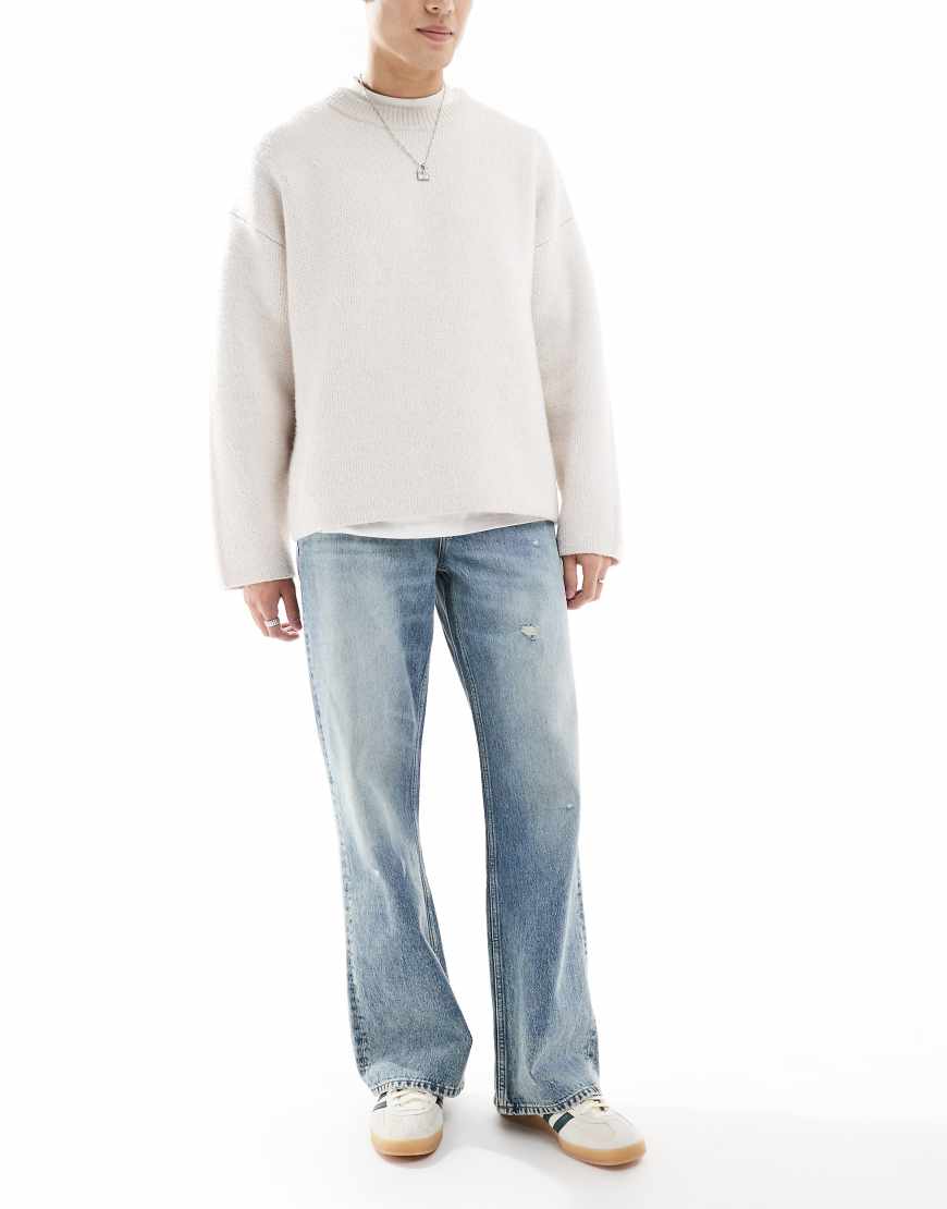 ASOS DESIGN - Weite Schlagjeans in hellblauer Waschung von ASOS DESIGN