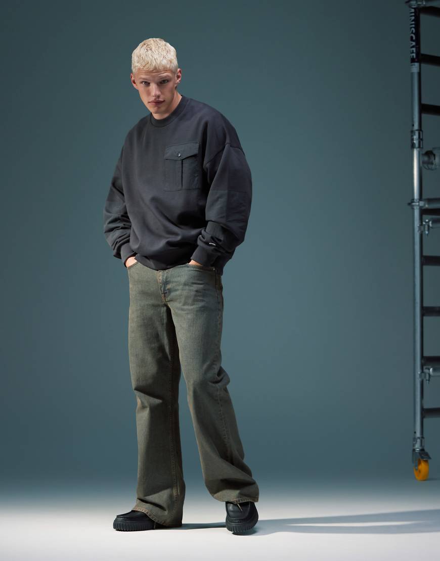 ASOS DESIGN - Weite Schlagjeans in heller Waschung mit Farbstich-Blau von ASOS DESIGN